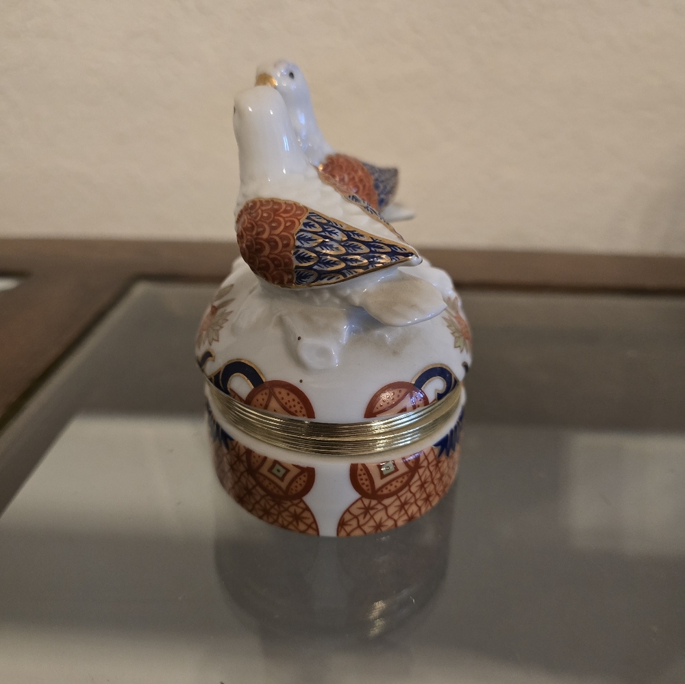 Porclain hand painted love bird trinket box Andrea by Sadek - Picture 3 of 12